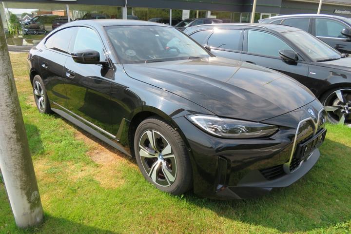 Sort BMW i4 fra 2023 set udefra