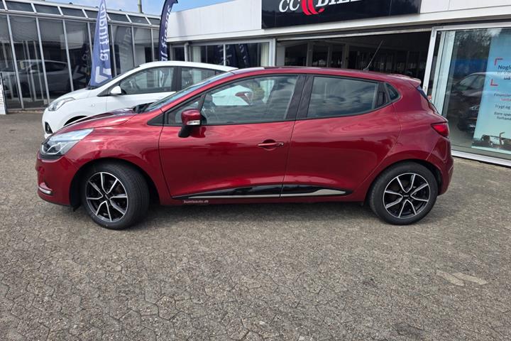 Rød Renault Clio IV fra 2018
