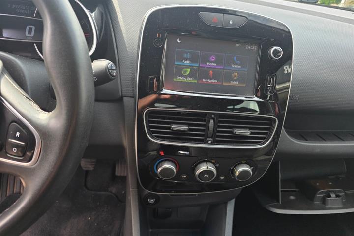 Rød Renault Clio IV fra 2018