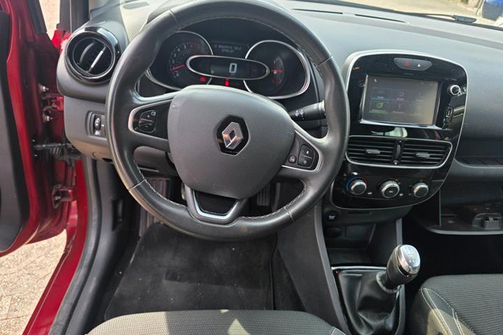 Rød Renault Clio IV fra 2018
