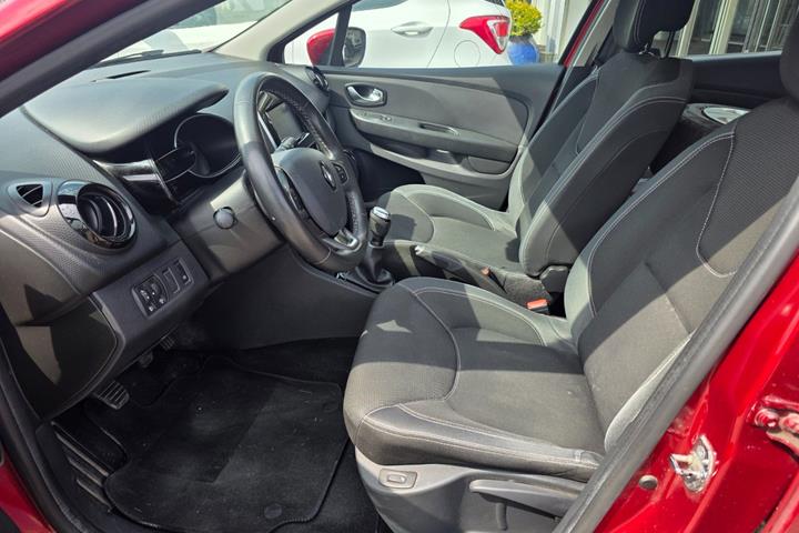 Rød Renault Clio IV fra 2018