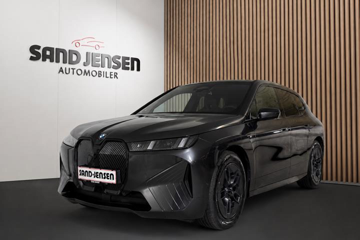 Grå BMW iX fra 2025