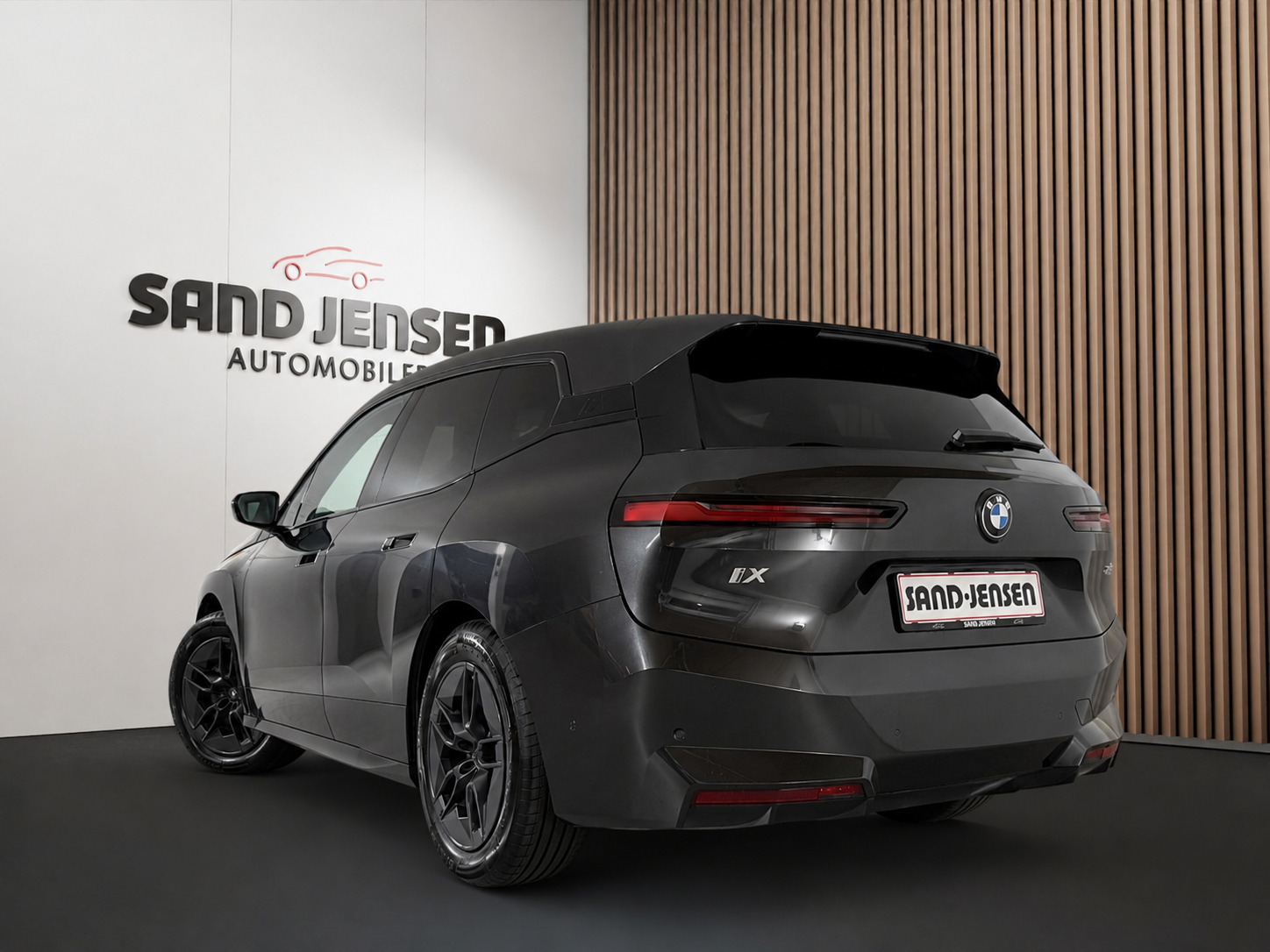 Grå BMW iX fra 2025