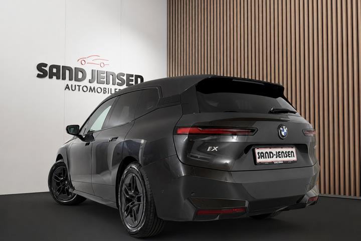 Grå BMW iX fra 2025