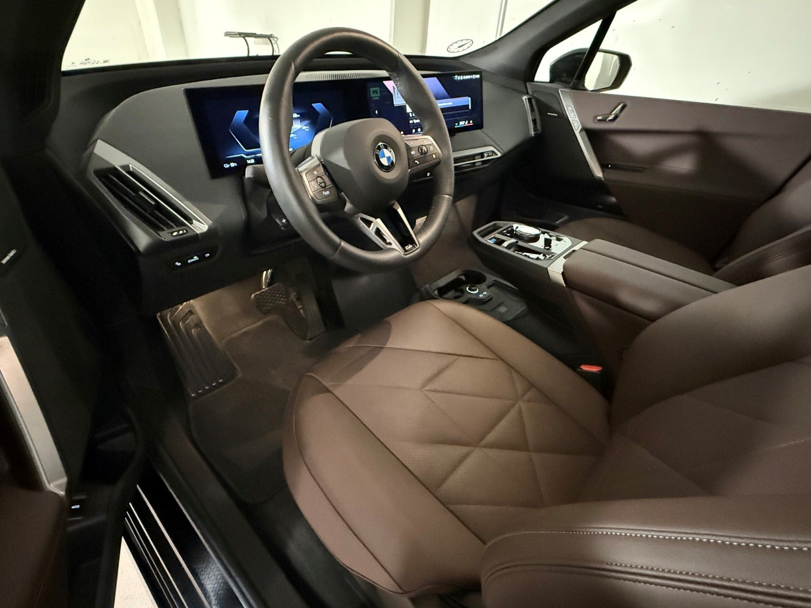 Grå BMW iX fra 2025