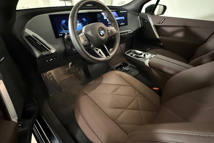 Grå BMW iX fra 2025