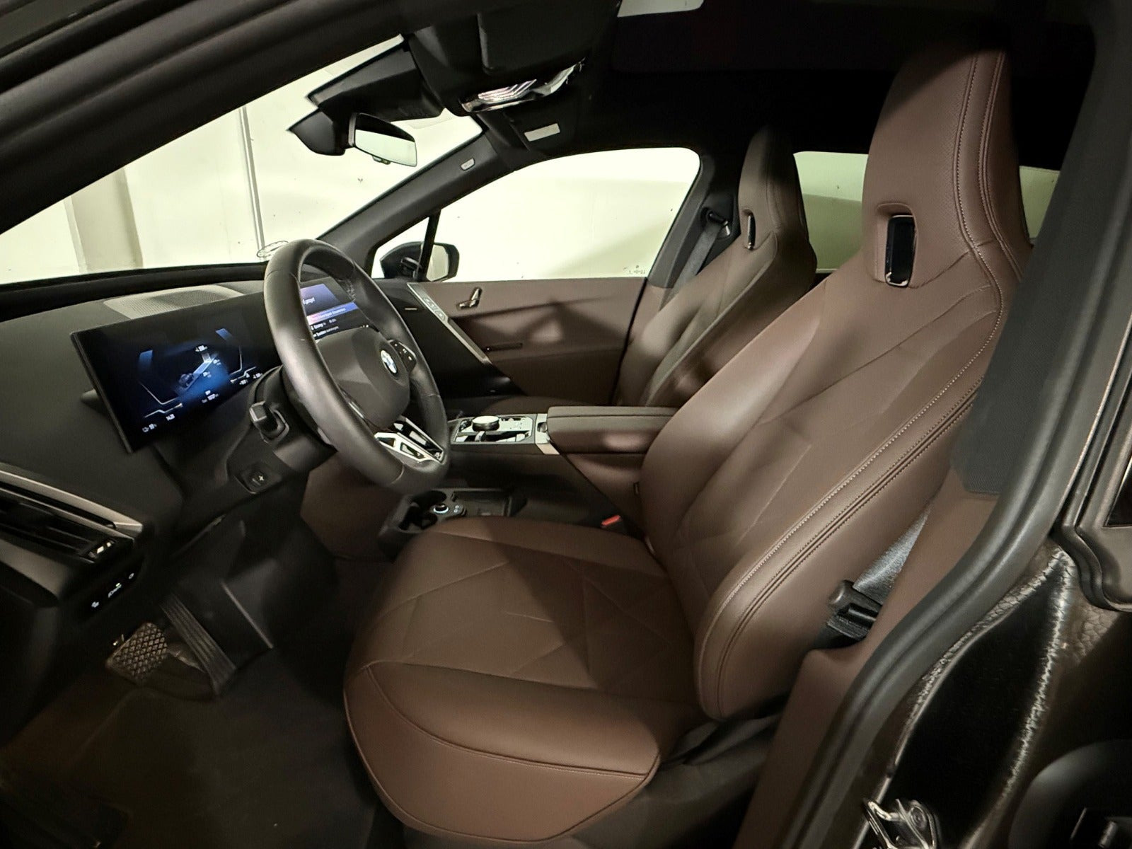 Grå BMW iX fra 2025