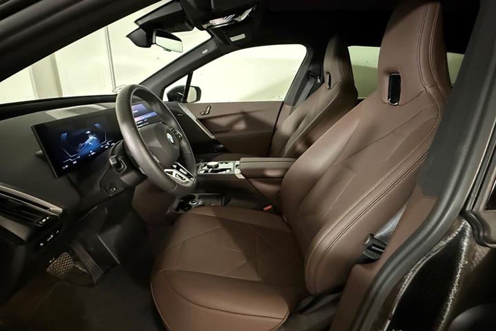 Grå BMW iX fra 2025