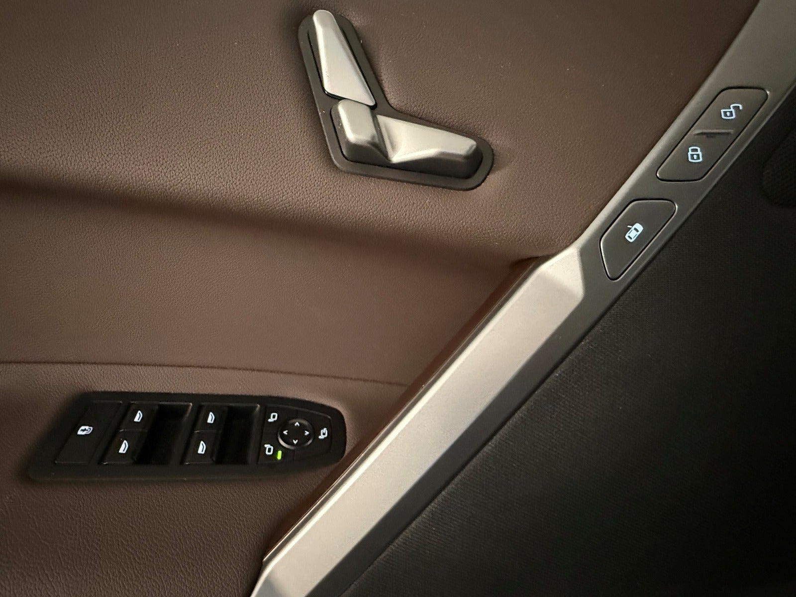 Grå BMW iX fra 2025