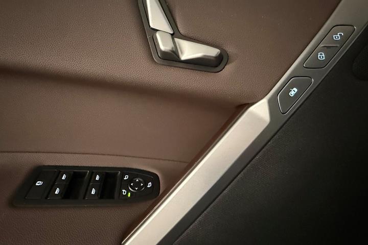 Grå BMW iX fra 2025