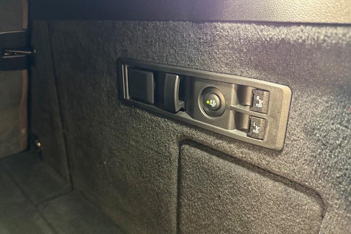 Grå BMW iX fra 2025
