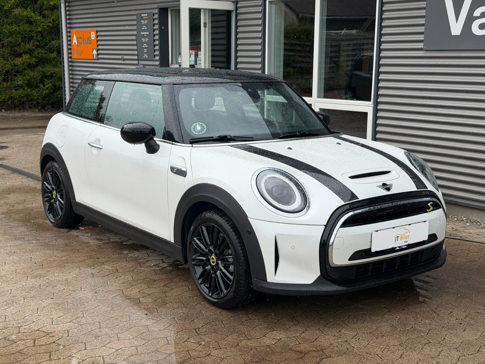 Hvid Mini Cooper SE fra 2024 set udefra