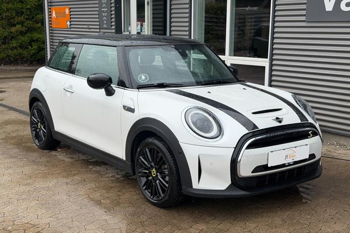 Hvid Mini Cooper SE fra 2024 set udefra