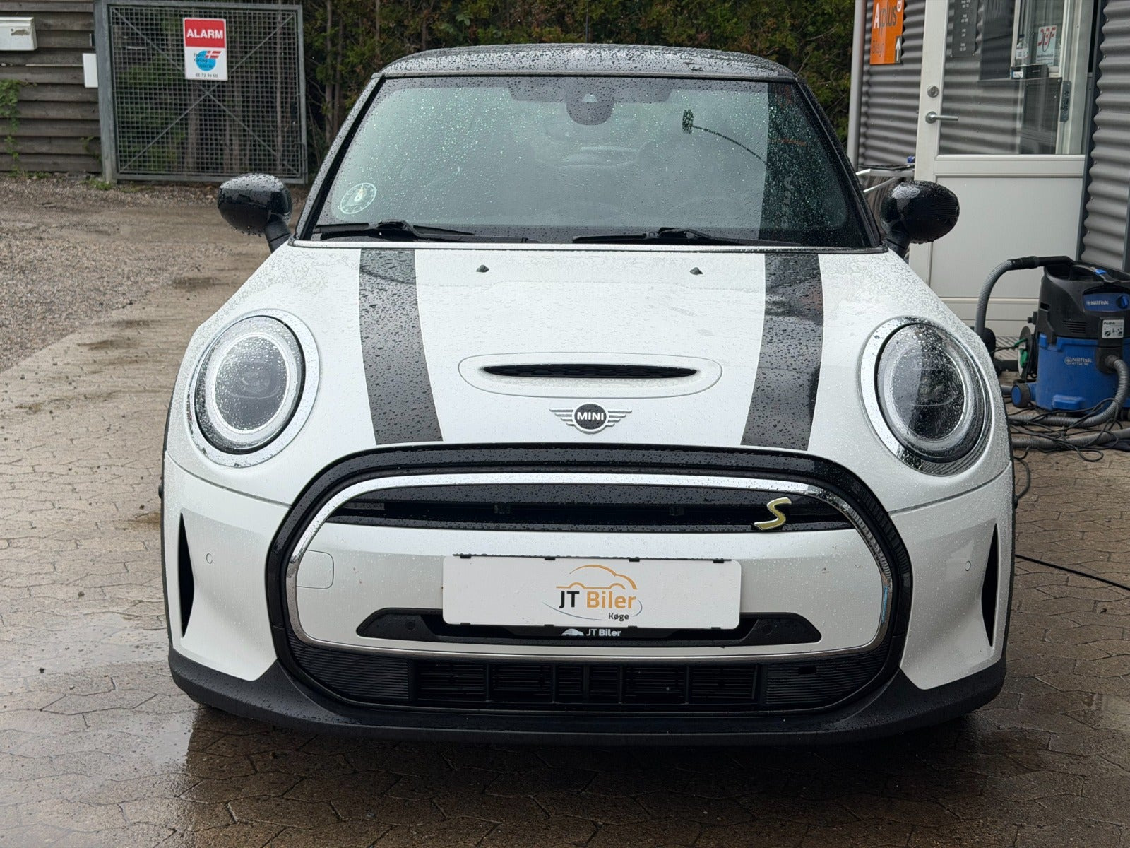 Hvid Mini Cooper SE fra 2024
