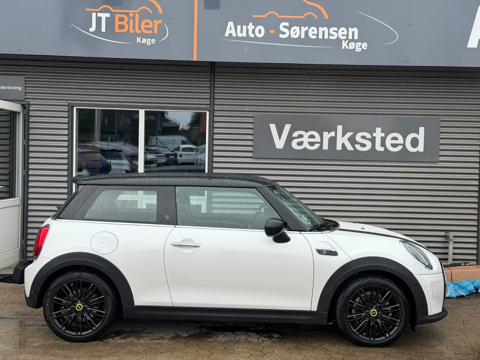 Hvid Mini Cooper SE fra 2024