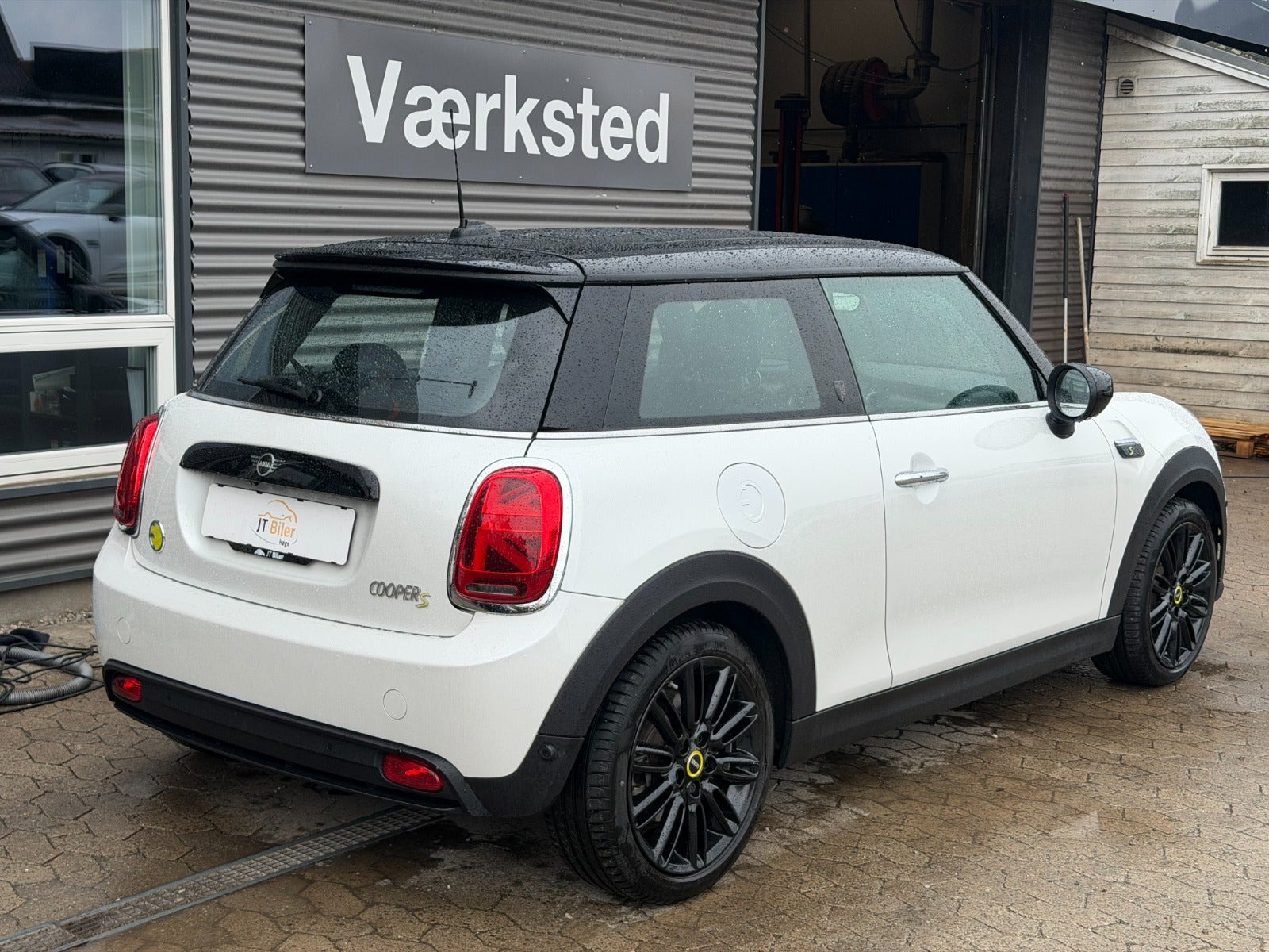 Hvid Mini Cooper SE fra 2024