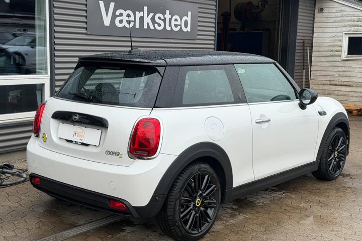 Hvid Mini Cooper SE fra 2024