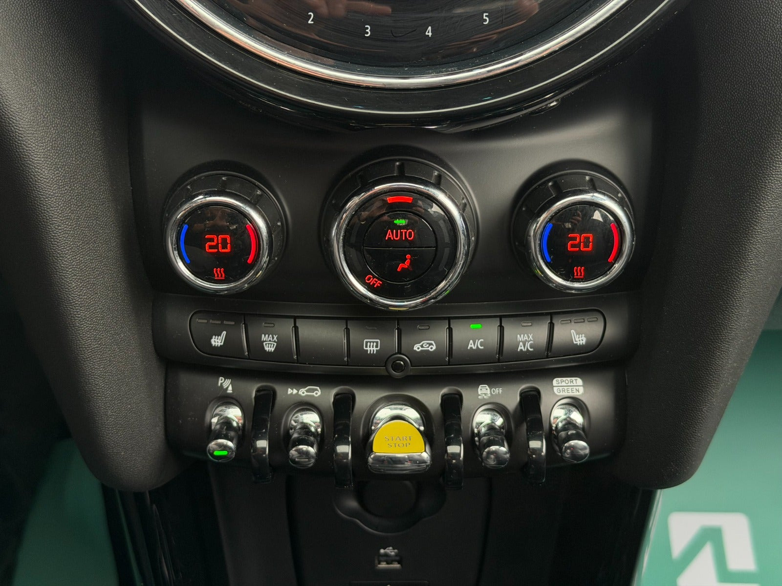 Hvid Mini Cooper SE fra 2024