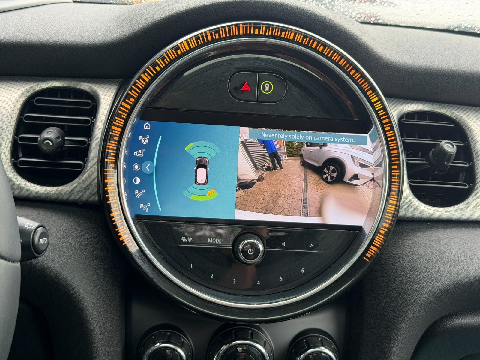 Hvid Mini Cooper SE fra 2024