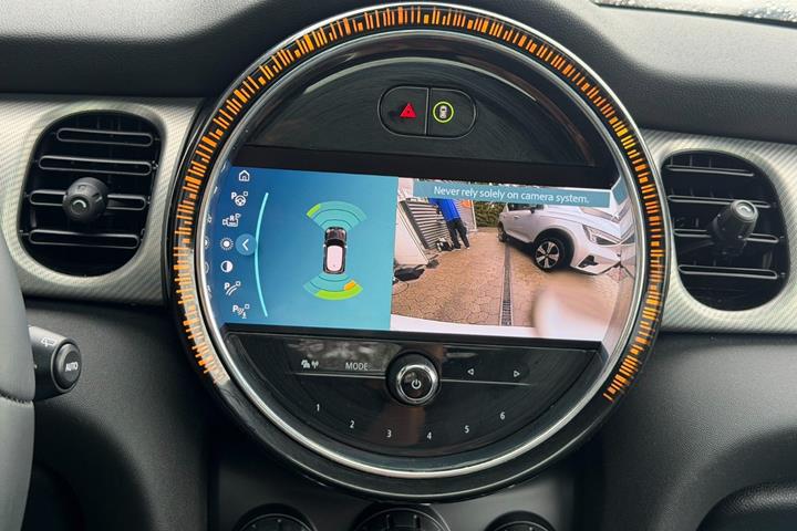 Hvid Mini Cooper SE fra 2024