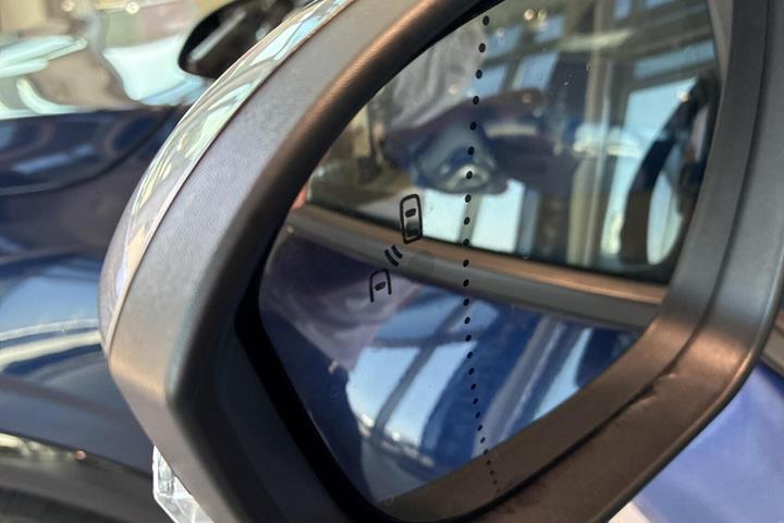 Blå Renault Megane E-Tech fra 2022