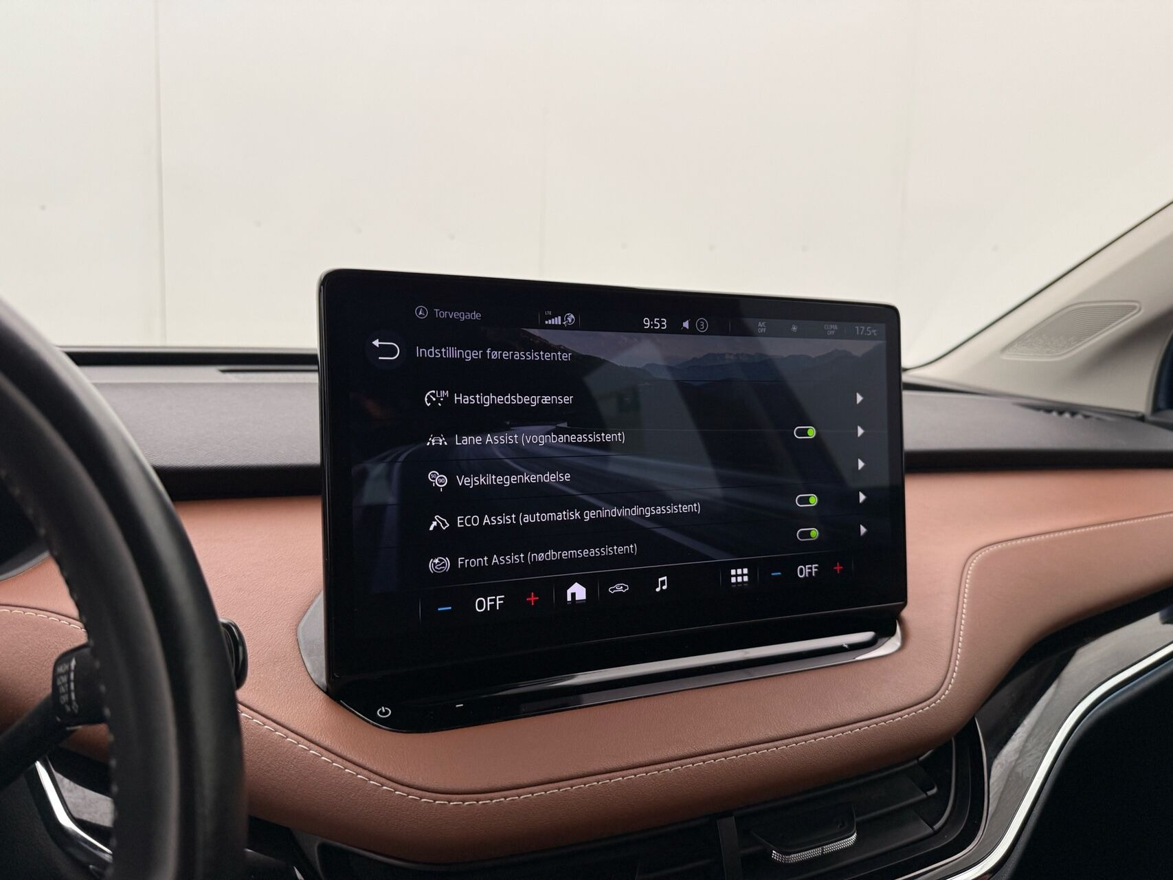 Blå Skoda Enyaq fra 2021