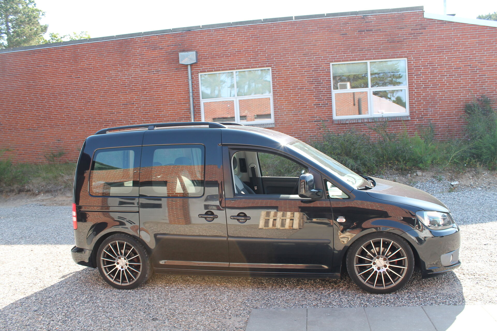 Sort VW Caddy fra 2011