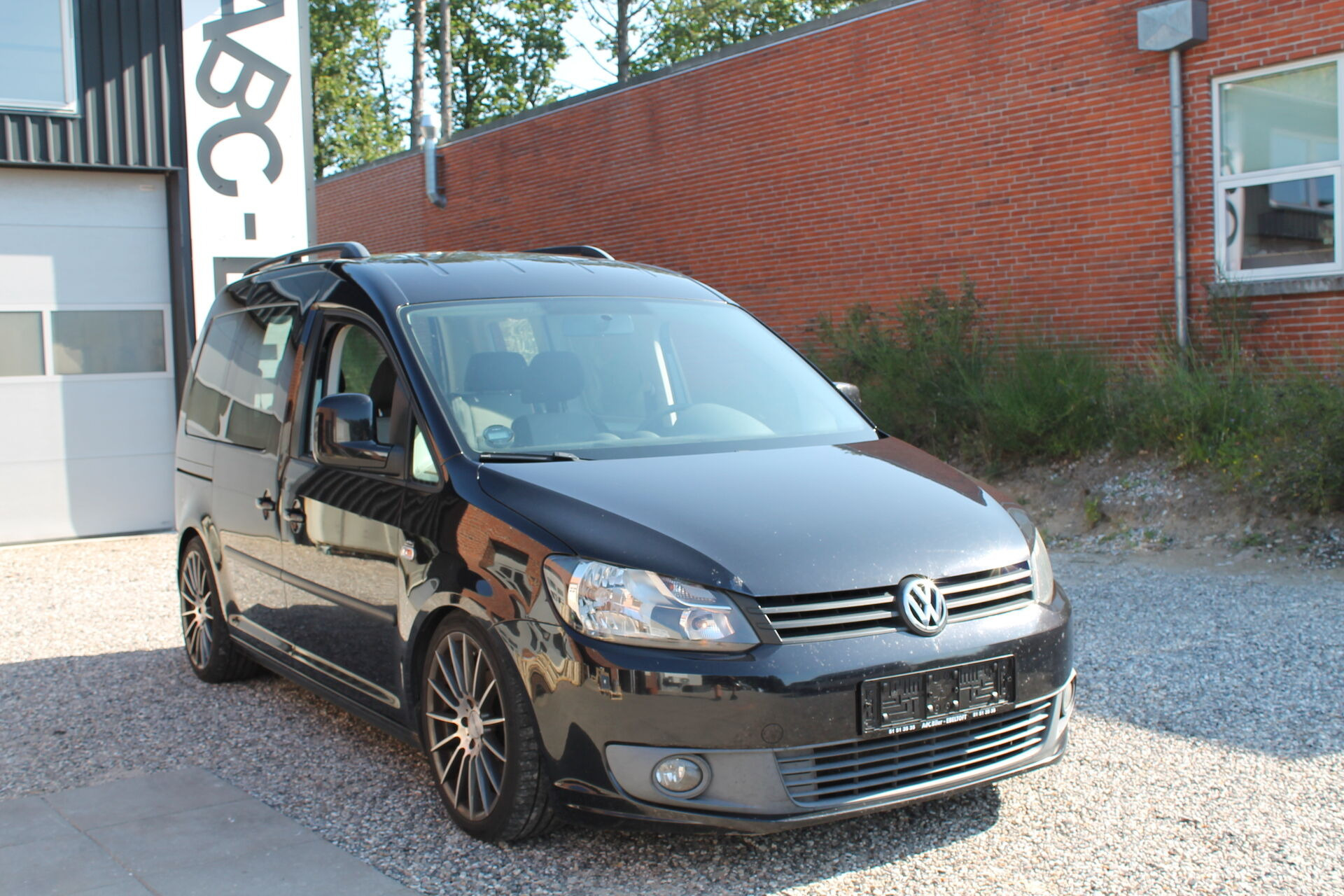 Sort VW Caddy fra 2011