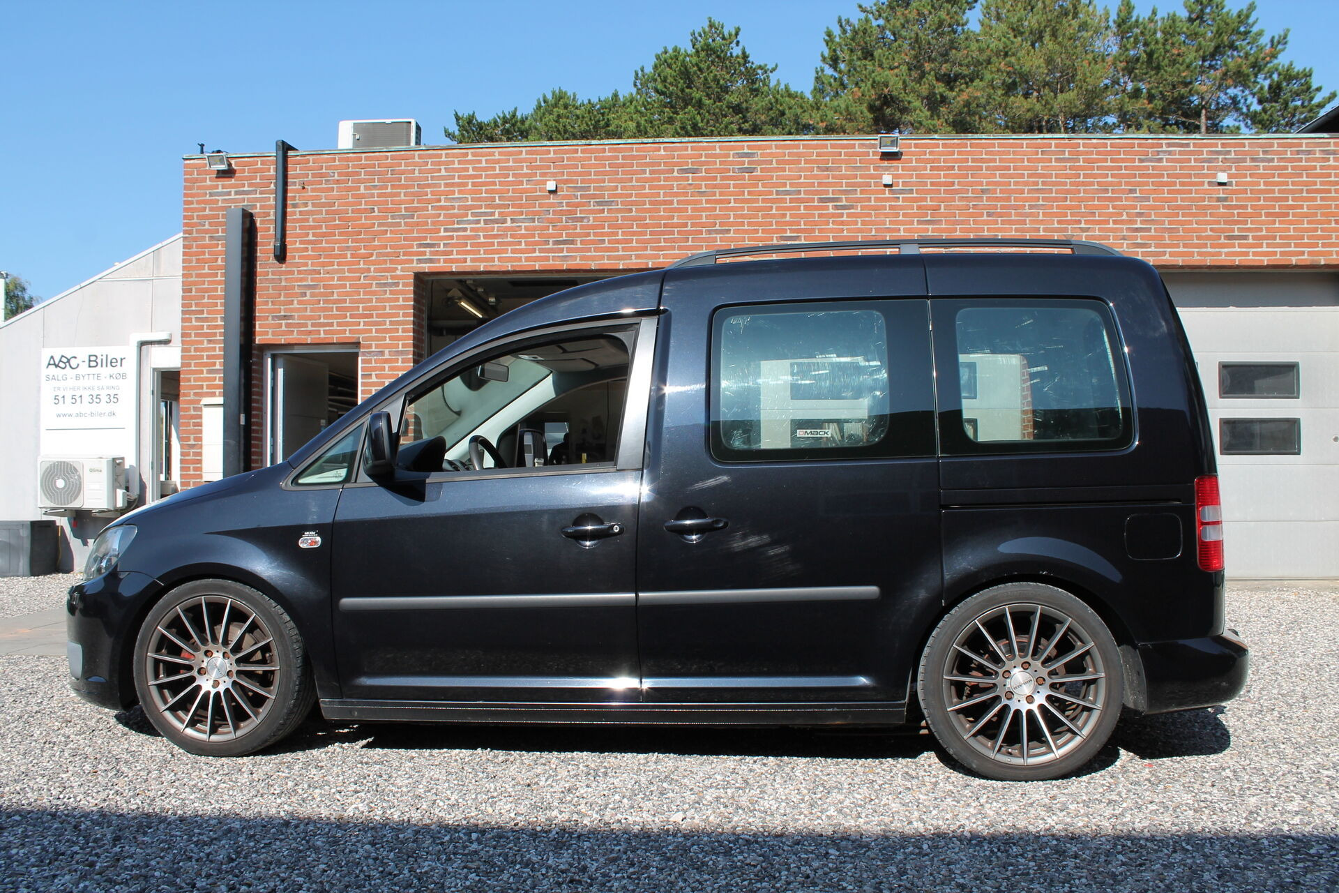 Sort VW Caddy fra 2011