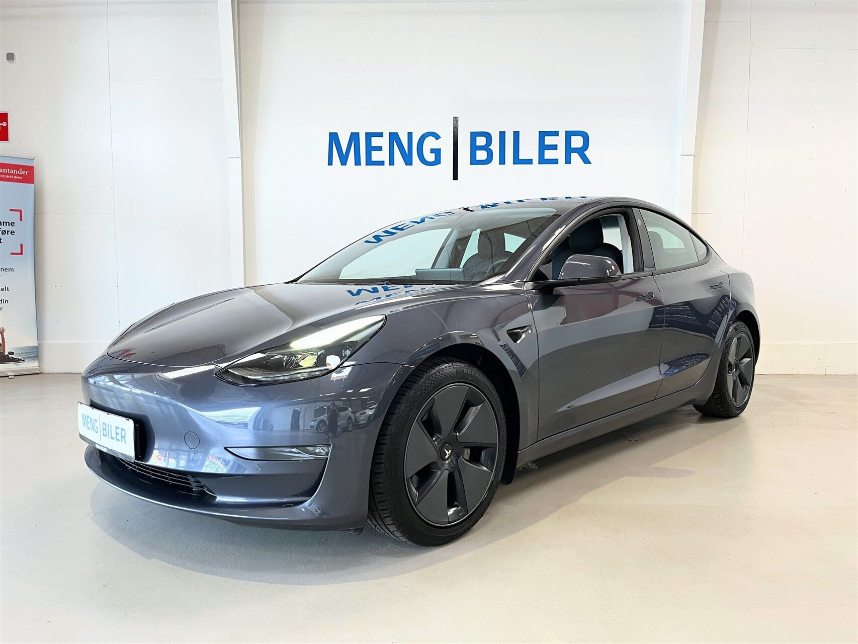 Grå Tesla Model 3 fra 2021