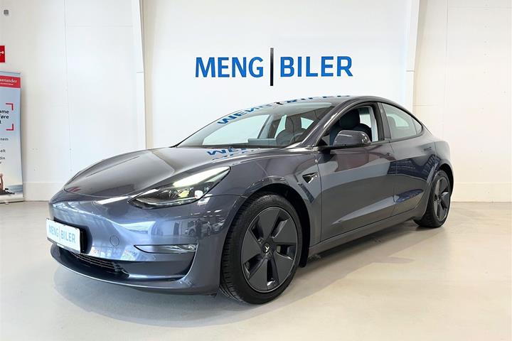 Grå Tesla Model 3 fra 2021