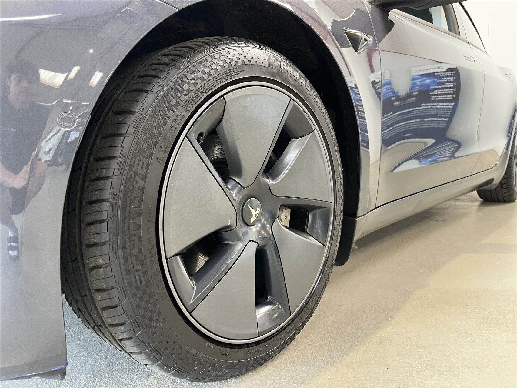 Grå Tesla Model 3 fra 2021
