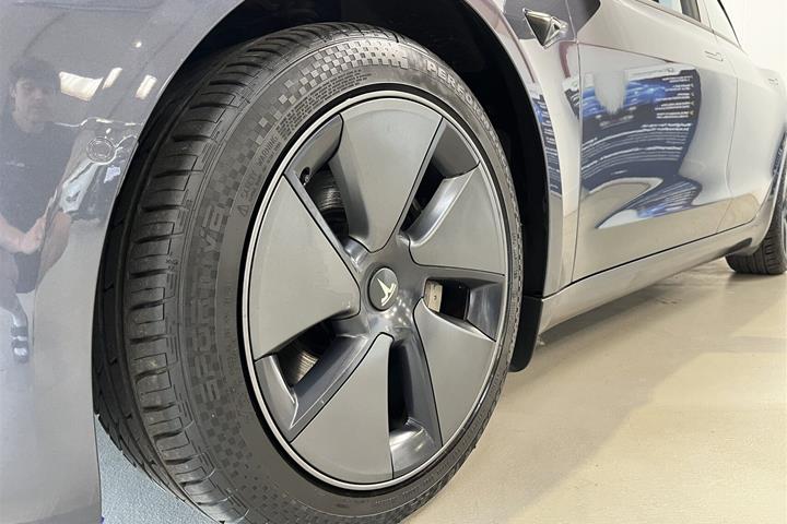 Grå Tesla Model 3 fra 2021