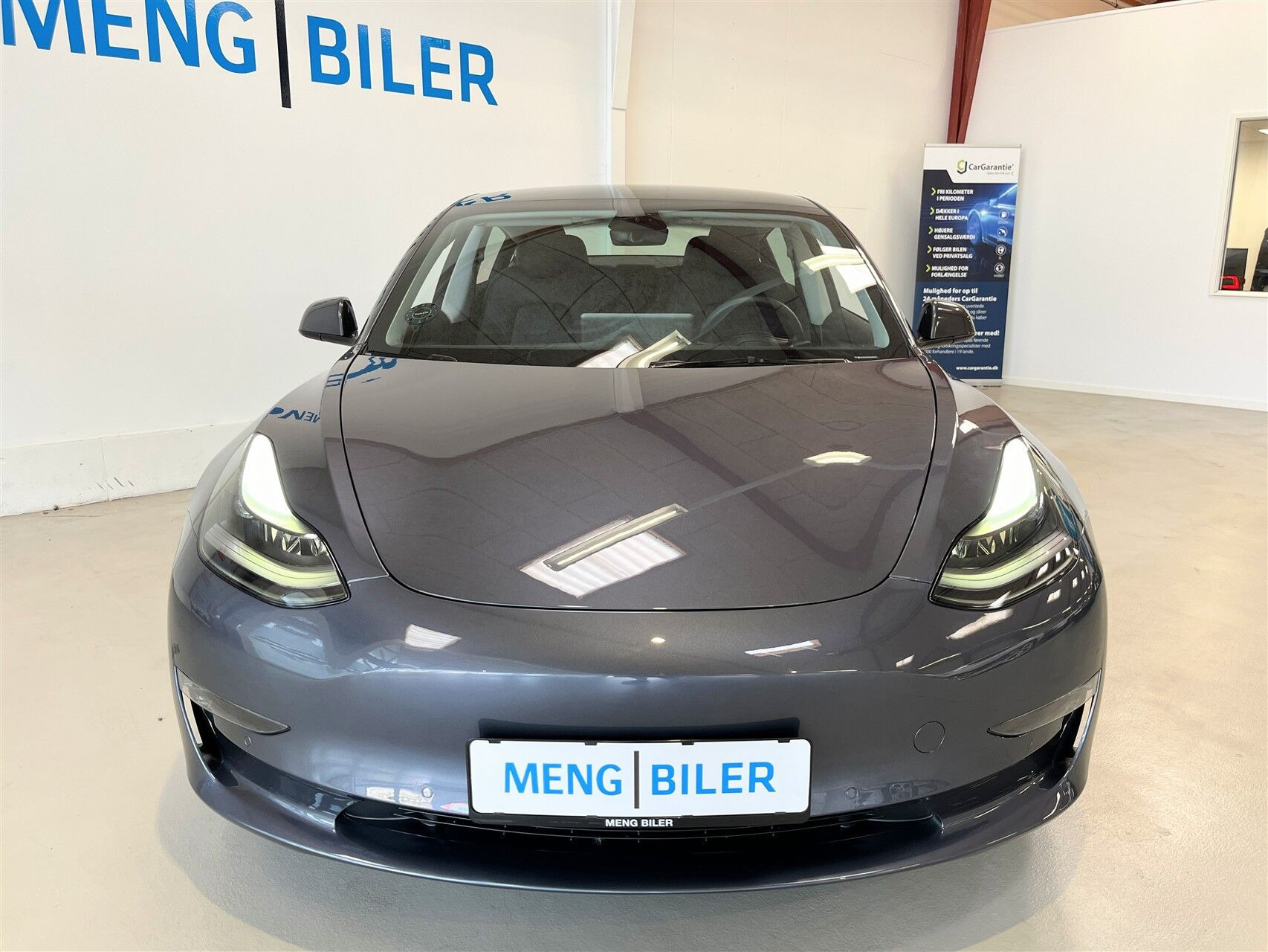 Grå Tesla Model 3 fra 2021