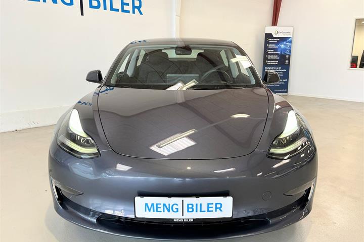Grå Tesla Model 3 fra 2021