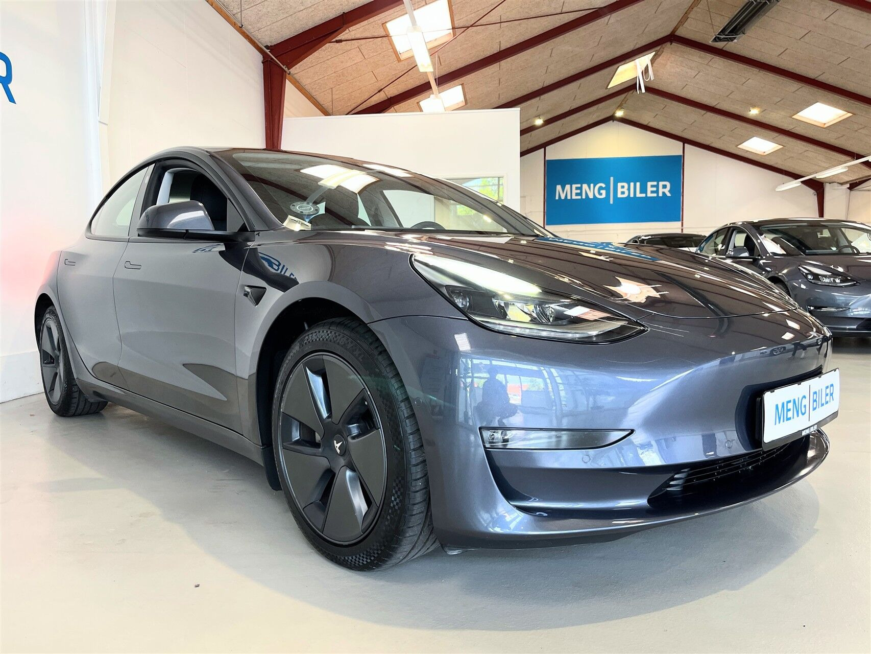 Grå Tesla Model 3 fra 2021