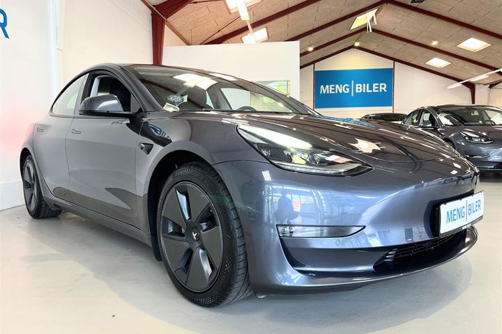 Grå Tesla Model 3 fra 2021