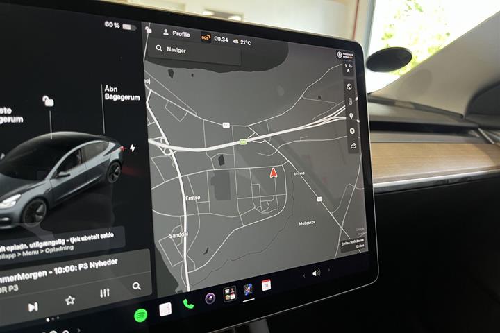Grå Tesla Model 3 fra 2021