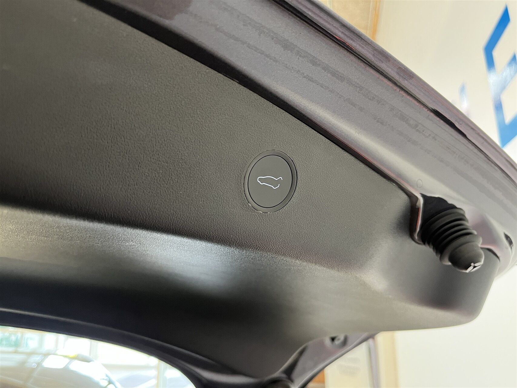 Grå Tesla Model 3 fra 2021