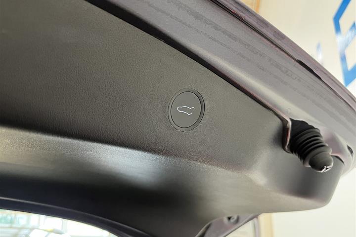 Grå Tesla Model 3 fra 2021