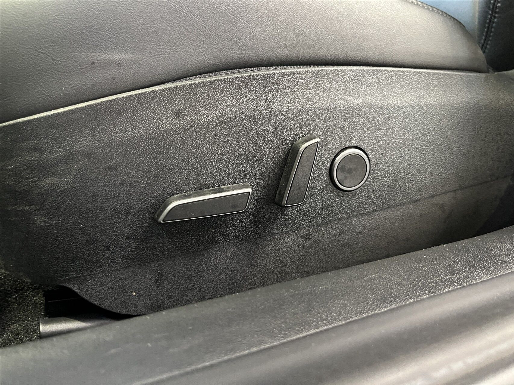 Grå Tesla Model 3 fra 2021