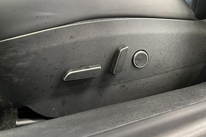 Grå Tesla Model 3 fra 2021