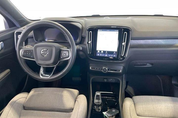 Sølv Volvo XC40 fra 2023
