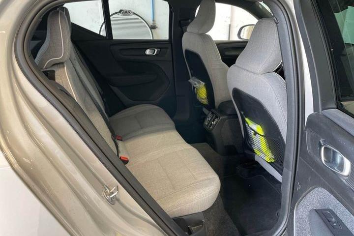 Sølv Volvo XC40 fra 2023