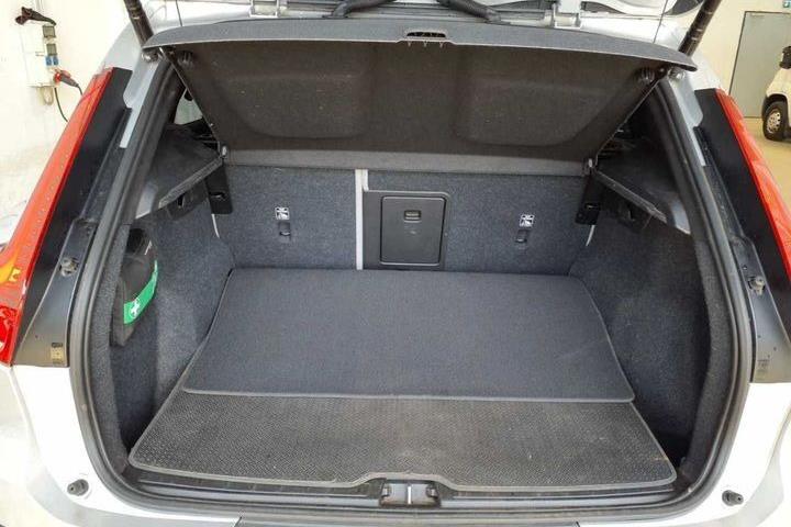 Sølv Volvo XC40 fra 2023