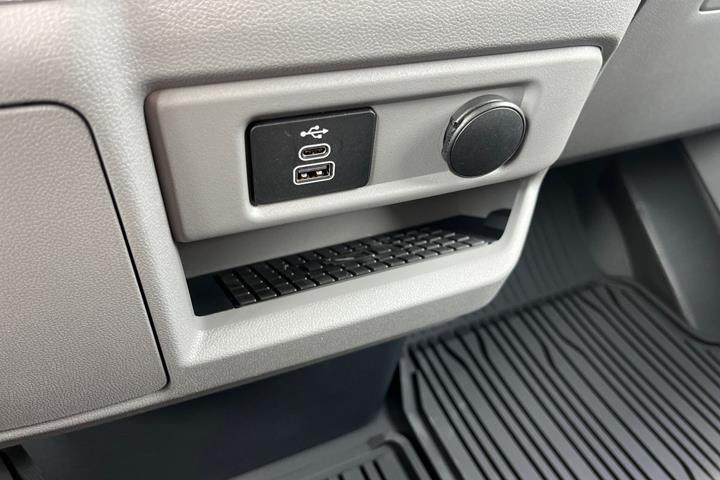Hvid Ford E-Transit Custom fra 2026