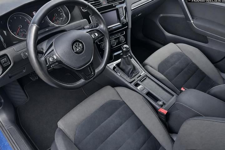 Blå VW Golf fra 2013