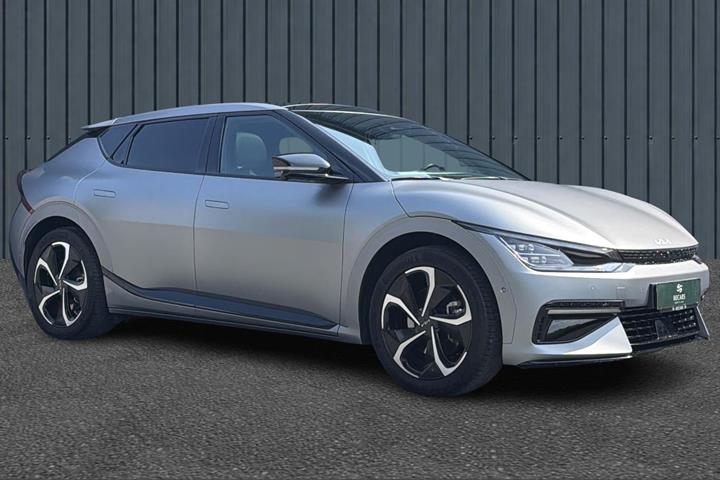 Grå Kia EV6 fra 2024 set udefra