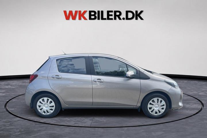 Orange Toyota Yaris fra 2015