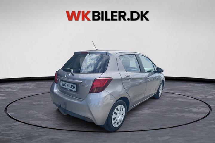 Orange Toyota Yaris fra 2015